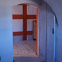 FFM_Unterlindelbach_Rampe_Kueche Fotoaufnahme des Eingangs zur Küche im Bauernhaus Unterlindelbach am aktuellen Standort. Vor der Schwelle der Holztür liegt eine Rampe. Der Boden ist gepflastert.