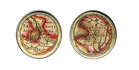 Auf die Innenseiten der Schraubmedaille sind Miniatur-Karten vom Erzbistum Salzburg (links) und von Litauen (rechts) geklebt worden.