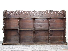 Holzsichtiges Vierergestühl (nummeriert) mit kunstvoll gesägtem Abschluss und Sitzwangen