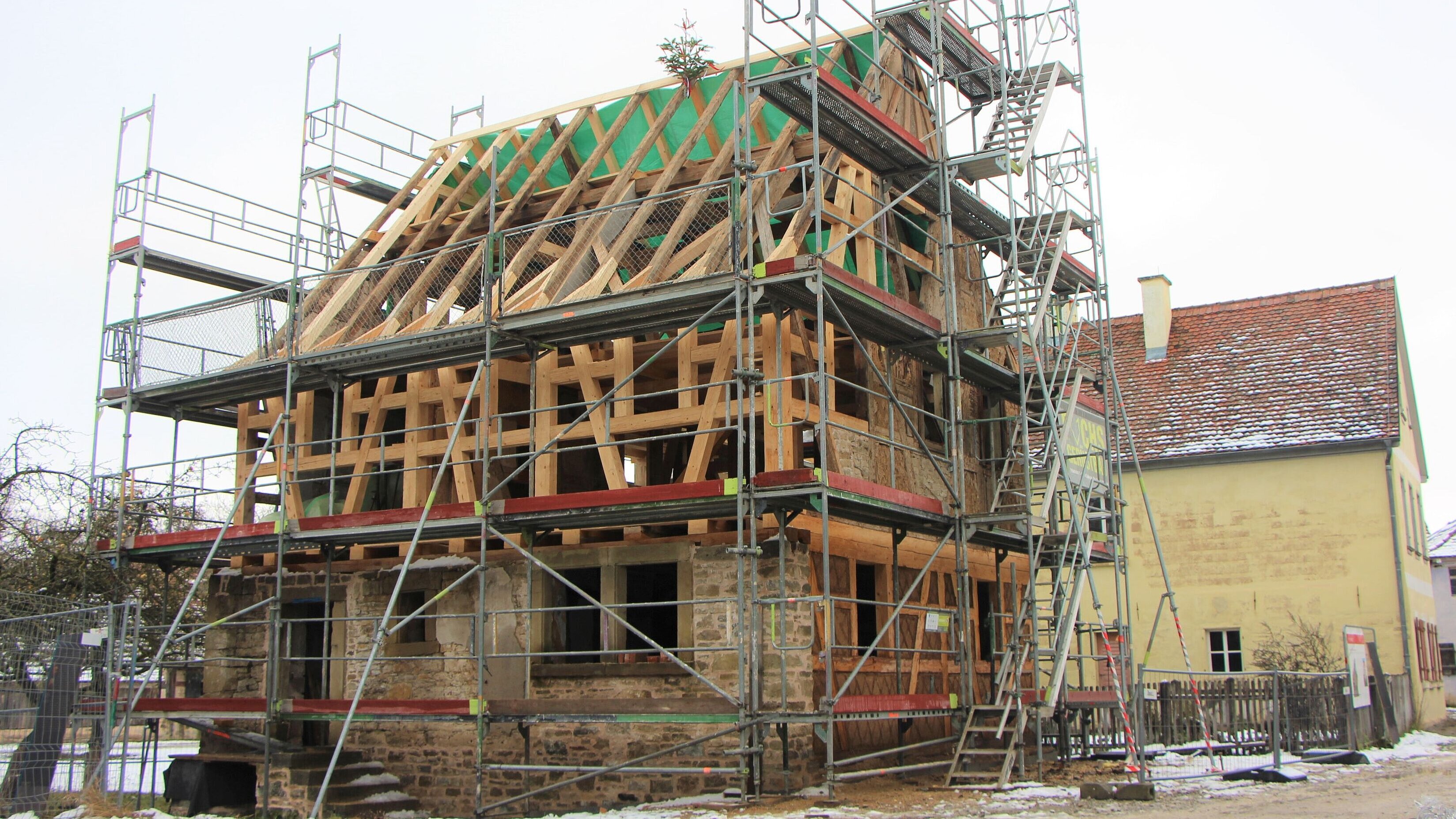 Die Synagoge ist ein Haus. Es ist noch eine Baustelle. Das Haus ist aus Fachwerk.