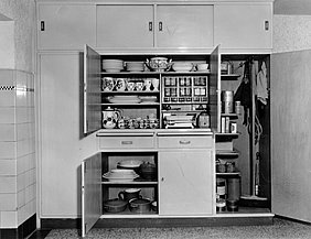 Mit dem Bild dieses Küchenschrankes warben die Beraterinnen der Landwirtschaftsschule Röhn-Grabfeld für eine rationell und hygienisch organisierte Küche. Fotoarchiv Fränkisches Freilandmuseum Fladungen