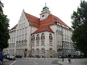 Ansicht des Gisela-Gymnasiums in München.