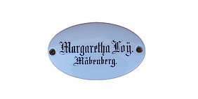 Weißes Porzellanschild mit Namen und Ort