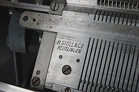 Ein kleiner Teil der Strickmaschine. Hier steht, wer die Maschine hergestellt hat. Es war die Firma Stoll in Reutlingen.