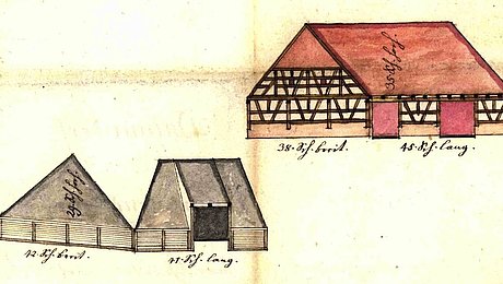 FFM_Bauplan_eines_Fachwerks Fotoaufnahme des Bauplans von einem Fachwerk. Oben ist das Haus als Ganzes gezeichnet, in der Mitte die Giebelseiten. Unten sind zwei Grundrisse sowie je ein Maßstab für Längen und für Winkel abgebildet. Die Bezeichnungen an den Zeichnungen sind handschriftlich.