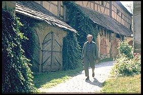 Die Unterfranken schreiben sich das Sprichwort „Wissen, wo der Bartel den Most holt“. Für das Foto inszenierte Otto Beck das Mostholen aus den Vorratsräumen in der Kirchenburg in Mönchsondheim.