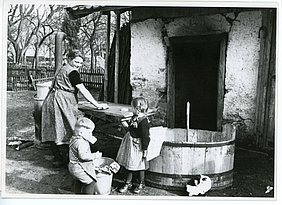 Waschtag auf dem Bauernhof, Foto Wilhelm Nortz um 1935, Archiv Freilichtmuseum an der Glentleiten