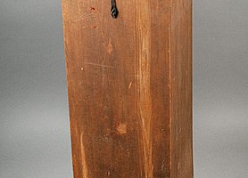 Die Wahlurne ist ein Kasten aus Holz. Im Deckel ist ein Schlitz. Der Kasten kann verschlossen werden.