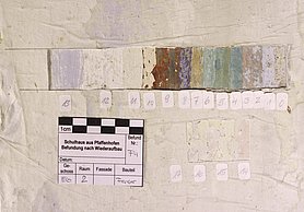 Eine alte Wand wurde oft bemalt. Jede Malschicht kann man sichtbar machen.