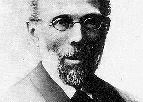 Rabbi Seligmann Pinchas Fromm Schwarz-Weiß Fotografie eines mittelalten Mannes mit Kippa und kleiner runder Brille