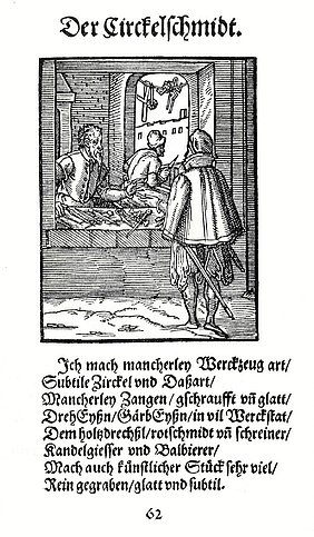 Das Bild ist alt. Es zeigt einen Zirkelschmied. Er verkauft Zirkel an einem Fenster. Dahinter sitzt noch ein Zirkelschmied. Er stellt Zirkel und andere Werkzeuge her.