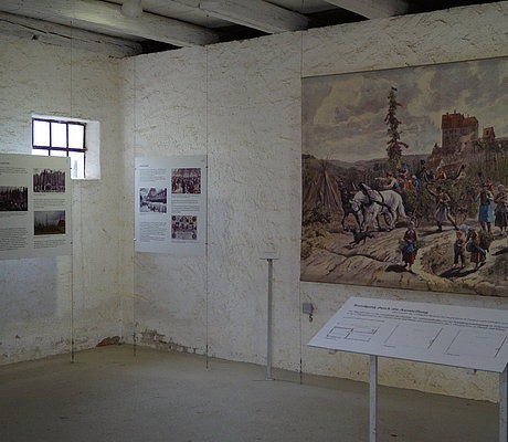 Ausstellungsraum mit großer Abbildung einer historischen Hopfenernte