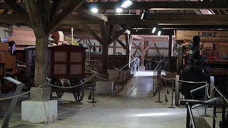 Blick in die Ausstellungsscheune mit den verschiedenen historischen Landmaschinen