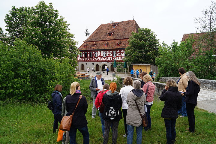 Erwachsene_Fuehrung_Gruppe