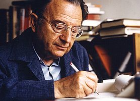 Fotografie von Erich Pinchas Fromm beim Schreiben