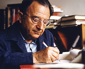 Fotografie von Erich Pinchas Fromm beim Schreiben