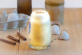 Eierbier, Foto Margarete Meggle-Freund Eierbier mit Zutaten im Hintergrund.