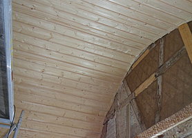 Deckengestaltung in Form einer halben Tonne, verbrettert