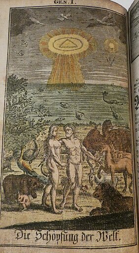 Das Bild zeigt einen nackten Mann und eine nackte Frau. Es sind Adam und Eva. Um sie stehen Tiere. Am Himmel ist das Zeichen Gottes.