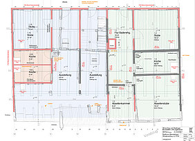 Grundriss vom Obergeschoss. Dunkelgrau = aus der Bauzeit von 1450 erhaltene Wände. Rot = zu rekonstruierende Wandabschnitte. Fotoaufnahme des Grundrissplans vom Obergeschoss, erstellt von der Firma Wirsching und Madinger. In verschiedenen Farben werden die aus der Bauzeit erhaltenen Wände bzw. die rekonstruierten Wandabschnitte dargestellt, wobei die originalen Bauteile überwiegen.