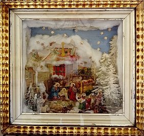 gerahmte Papierkrippe hinter Glas mit einer Schneelandschaft