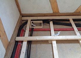 Rohrinstallation, davor Holzgestell für die spätere Verblendung