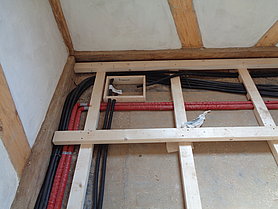 Rohrinstallation, davor Holzgestell für die spätere Verblendung