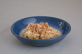 Feigen-Apfel-Schnee mit Buchweizen in blauer Keramikschüssel, Foto Margarete Meggle-Freund