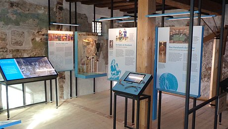 Ausstellung_Badhaus_Wendelstein_Ausstellungsraum Pulte und Ausstellungstafeln mit taktilen Stationen