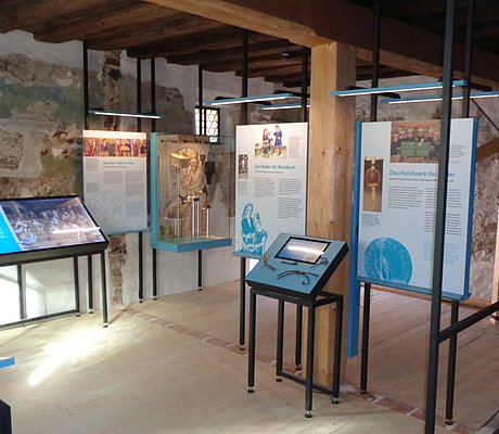 Ausstellung_Badhaus_Wendelstein_Ausstellungsraum Pulte und Ausstellungstafeln mit taktilen Stationen