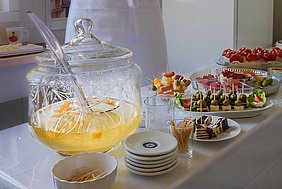 Bowle und andere Speisen auf einem Tisch.