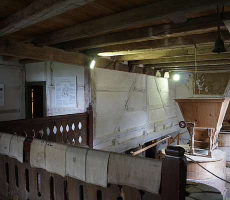 Ausstellung_Unterschlauersbach_Impressionen_2 Mühltrichter und eine Auswahl historischer Getreidesäcke
