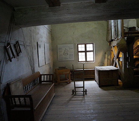 Ausstellung_Unterschlauersbach_Impressionen_1 Mühlraum mit hölzernem Zahnrad und Getriebe