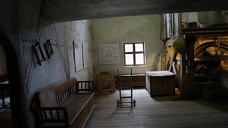 Ausstellung_Unterschlauersbach_Impressionen_1 Mühlraum mit hölzernem Zahnrad und Getriebe