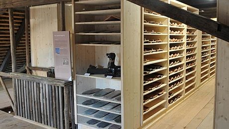 Holzregale mit zahlreichen sortierten Dach-Ziegeln