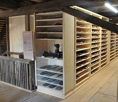 Holzregale mit zahlreichen sortierten Dach-Ziegeln