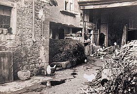 Röhner Bauernhof mit offenem Misthaufen, Foto Elisabeth Freund, 2. Hälfte 1960er (Sammlung Freilandmuseum Fladungen)