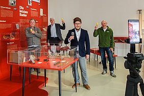 Das Badhausforschungsteam des Fränkischen Freilandmuseums (Archivar Ralf Rossmeissl, Museumleiter Dr. Herbert May, wiss. Volontär Felix Schmieder, Restaurator Frank Wittstadt, Historikerin Dr. Susanne Grosser nicht im Bild) bei der virtuellen Eröffnung