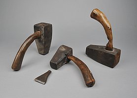 Die drei Hämmer haben kurze Stiele. Die Stiele sind aus Holz. Sie sind gebogen.