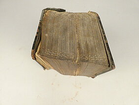 Die Bibel ist sehr alt. Es ist ein sehr dickes Buch. Das Buch ist dicker, als es breit ist.