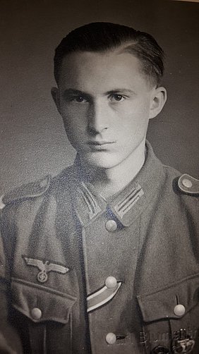 Johann Müller war ein Soldat. Er diente 1944 in der Wehrmacht.