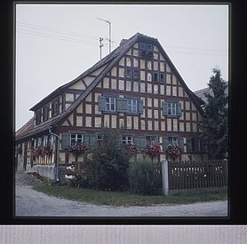Foto eines Bauernhofes in Bergnerzell, Landkreis Ansbach - Ansicht Wohnstallhaus. Online abrufbar unter: https://www.bavarikon.de/object/bav:FFM-BED-0000000000099226?lang=de