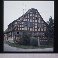Foto eines Bauernhofes in Bergnerzell, Landkreis Ansbach - Ansicht Wohnstallhaus. Online abrufbar unter: https://www.bavarikon.de/object/bav:FFM-BED-0000000000099226?lang=de
