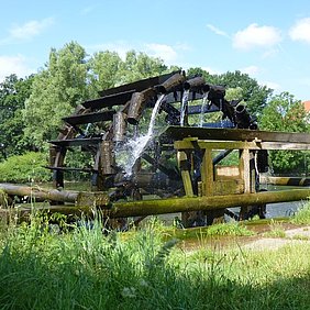 Ein hölzernes Wasserschöpfrad in Aktion.
