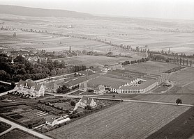 In der großen Fabrik werden Landmaschinen hergestellt.