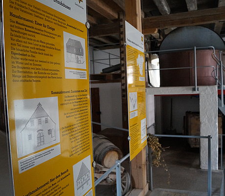 Ausstellungstafeln und Maischebottich