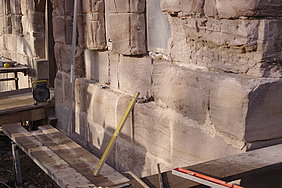 Steinmauer mit Lücken