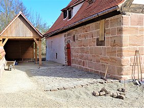 halbfertiger Oflasterboden vor dem Badhaus aus Wendelstein