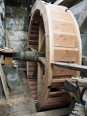 Die Mühle aus Unterschlauersbach bekam 2019 ein neues Mühlrad, Fotos Juliane Sander