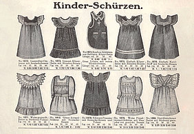 Die Werbung zeigt zehn Schürzen für Kinder. Sie haben verschiedene Muster.